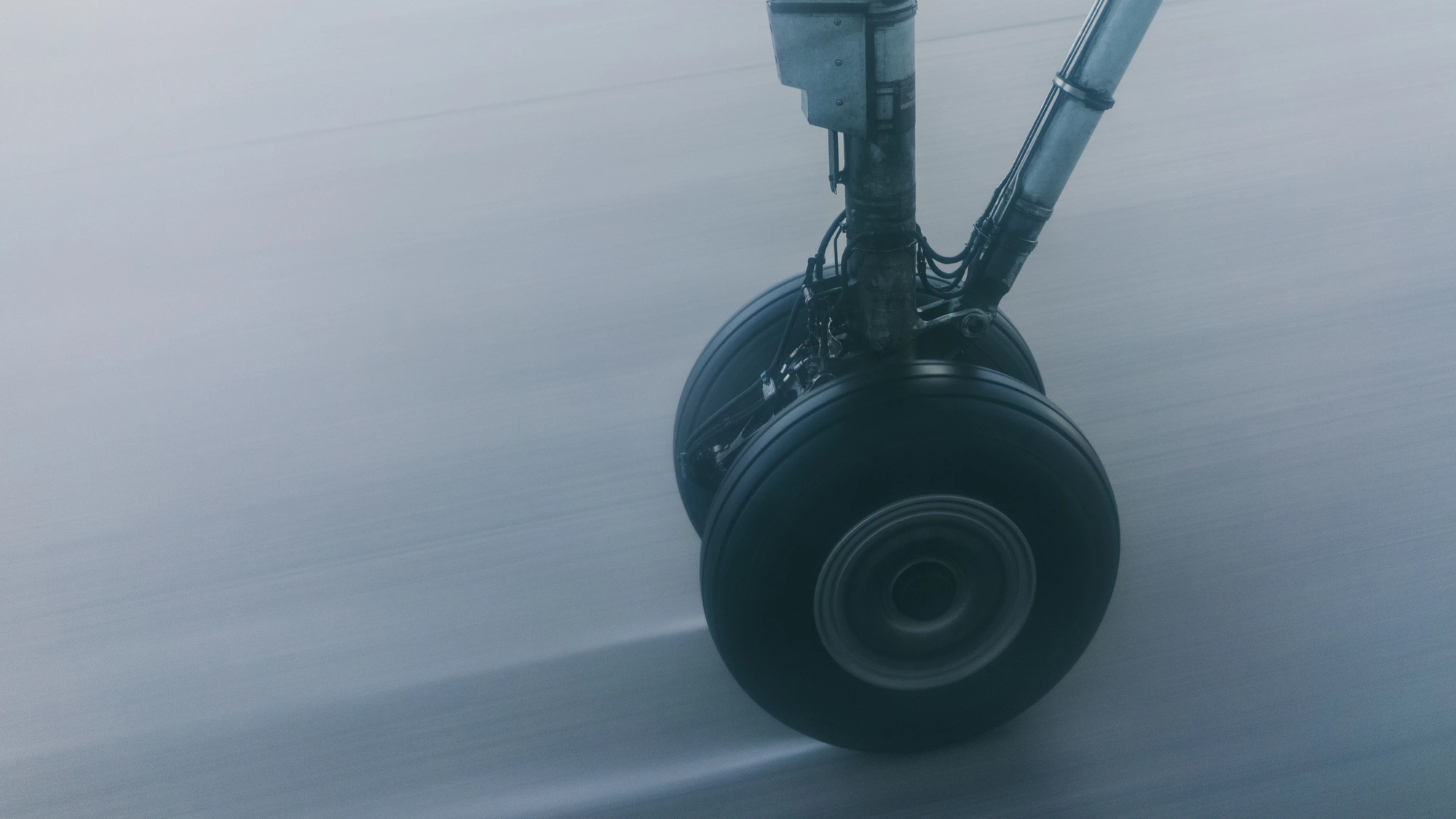 Nahaufnahme eines Flugzeugfahrwerks auf einer Start- und Landebahn