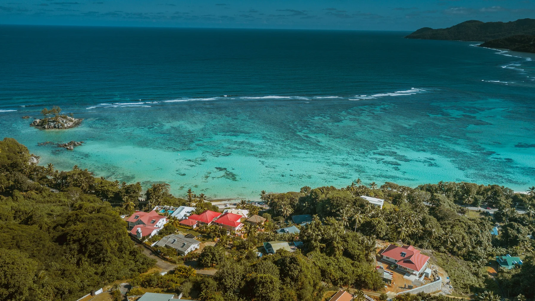 Türkisfarbenes Wasser an der grünen Küste der Seychellen