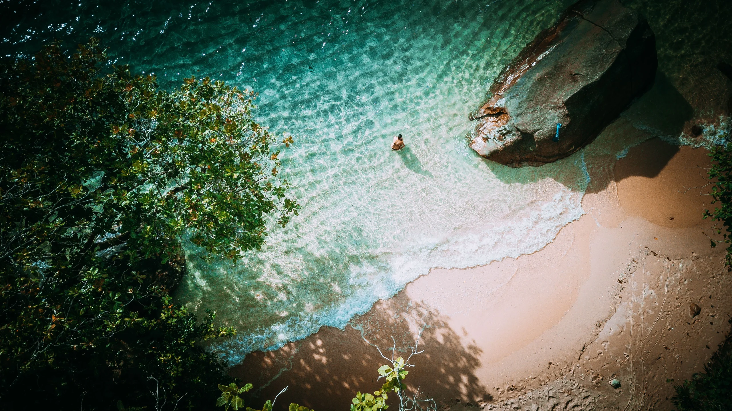 Klares Wasser und Granit an einem Strand auf Mahé