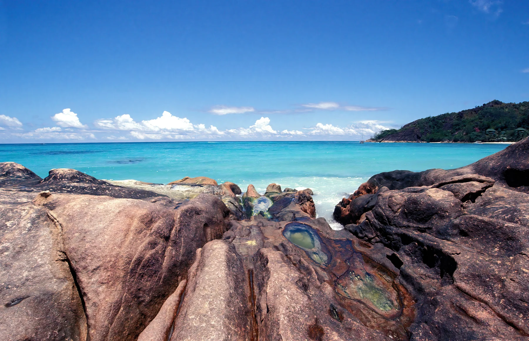 Rocce granitiche sopra l’acqua limpida delle Seychelles