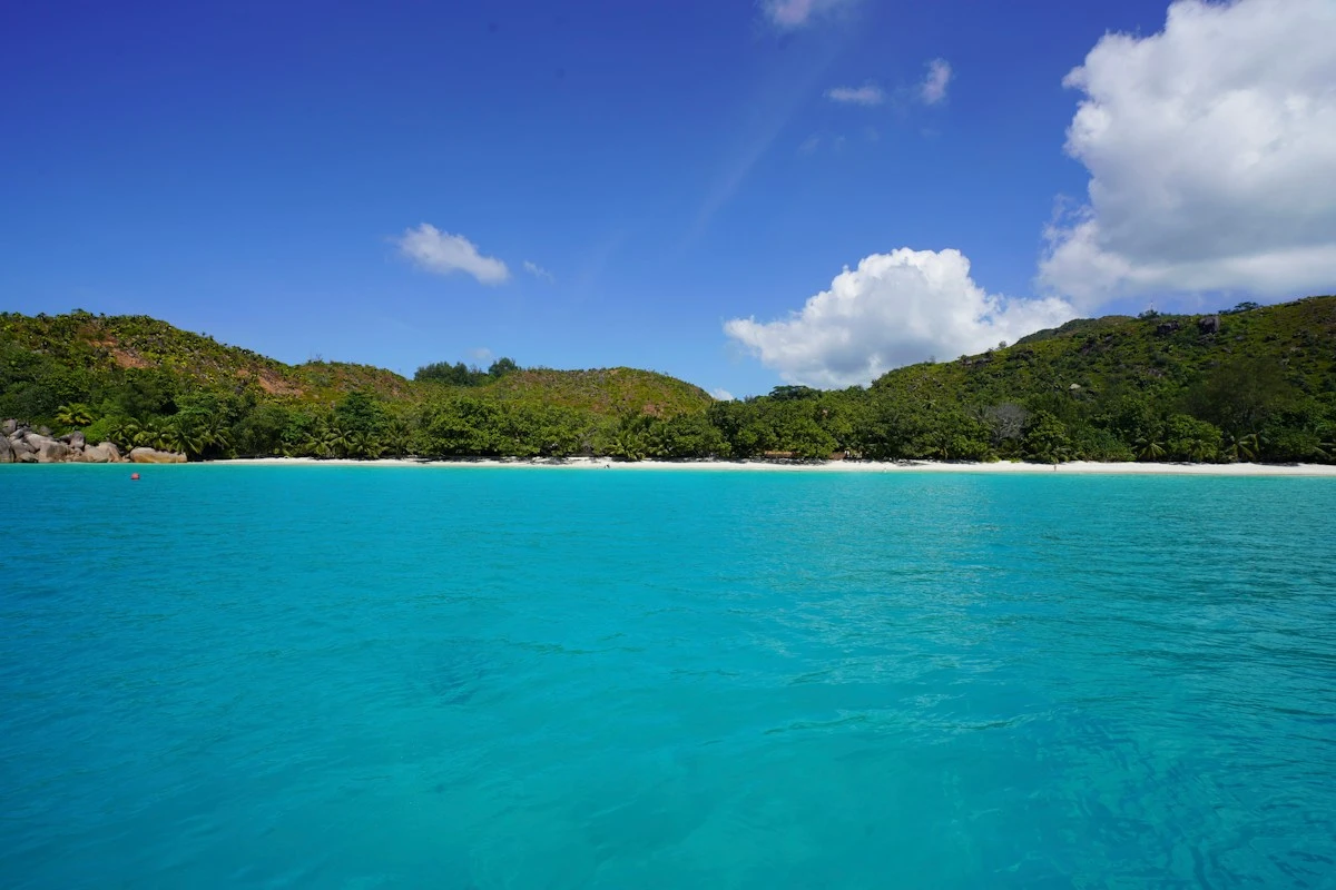 Türkisfarbenes Wasser am Strand Anse Lazio auf Praslin