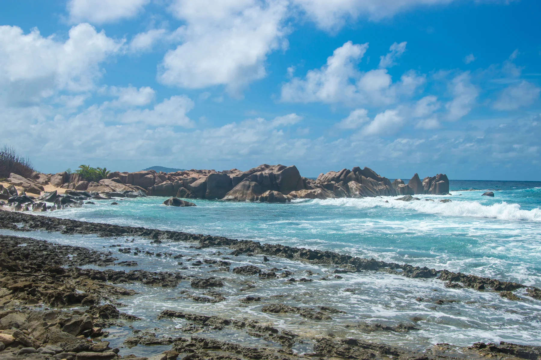 Wellen an Granitfelsen am Meer